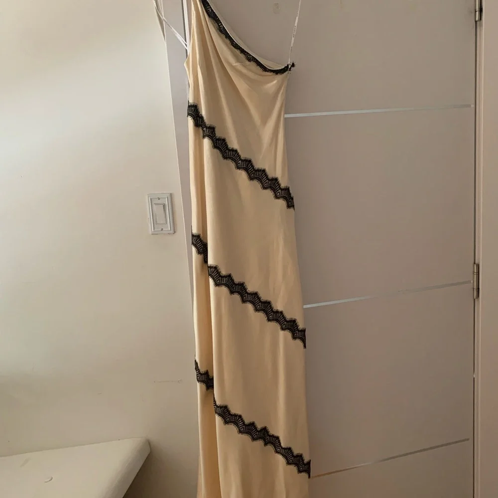 Shona Joy Camille Lace Asymmetrical Maxi Dress in Cream/Black - Picture 5 of 6